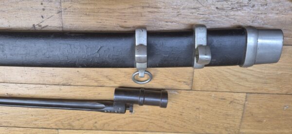Très belle shashka "cosaque" soviétique du modèle 1927- Rarissime arme de troupe à garnitures blanches nickelées (et non laiton) pour le NKVD - Lame réglementaire à gorge unique et talon profond droit- Arsenal de Zlatoust en 1936 - Poinçons de réception homogènes - fourreau conforme et d'origine modèle troupe - TBE+ – Image 15