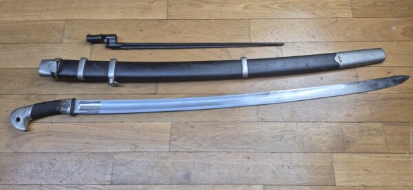 Très belle shashka "cosaque" soviétique du modèle 1927- Rarissime arme de troupe à garnitures blanches nickelées (et non laiton) pour le NKVD - Lame réglementaire à gorge unique et talon profond droit- Arsenal de Zlatoust en 1936 - Poinçons de réception homogènes - fourreau conforme et d'origine modèle troupe - TBE+ – Image 16