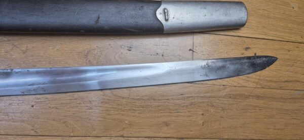 Très belle shashka "cosaque" soviétique du modèle 1927- Rarissime arme de troupe à garnitures blanches nickelées (et non laiton) pour le NKVD - Lame réglementaire à gorge unique et talon profond droit- Arsenal de Zlatoust en 1936 - Poinçons de réception homogènes - fourreau conforme et d'origine modèle troupe - TBE+ – Image 20