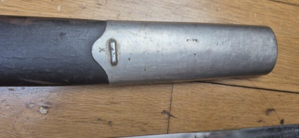 Très belle shashka "cosaque" soviétique du modèle 1927- Rarissime arme de troupe à garnitures blanches nickelées (et non laiton) pour le NKVD - Lame réglementaire à gorge unique et talon profond droit- Arsenal de Zlatoust en 1936 - Poinçons de réception homogènes - fourreau conforme et d'origine modèle troupe - TBE+ – Image 24