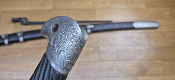 Très belle shashka "cosaque" soviétique du modèle 1927- Rarissime arme de troupe à garnitures blanches nickelées (et non laiton) pour le NKVD - Lame réglementaire à gorge unique et talon profond droit- Arsenal de Zlatoust en 1936 - Poinçons de réception homogènes - fourreau conforme et d'origine modèle troupe - TBE+ – Image 26
