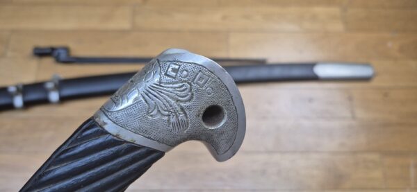 Très belle shashka "cosaque" soviétique du modèle 1927- Rarissime arme de troupe à garnitures blanches nickelées (et non laiton) pour le NKVD - Lame réglementaire à gorge unique et talon profond droit- Arsenal de Zlatoust en 1936 - Poinçons de réception homogènes - fourreau conforme et d'origine modèle troupe - TBE+ – Image 28