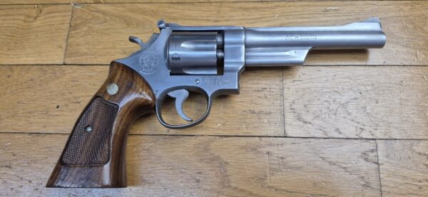 Très beau et peu courant revolver Smith&Wesson Modèle 28-2 dit "Highway Patrolman" - Arme des motards autoroutiers des années 60-80 - Calibre 357mag / 38sp - Arme de 1979 - Rare finition nickel satiné - Qualité "Pinned and Recessed" - Très bon état mécanique et esthétique - Excellent canon 6 pouces - TBE+ – Image 2