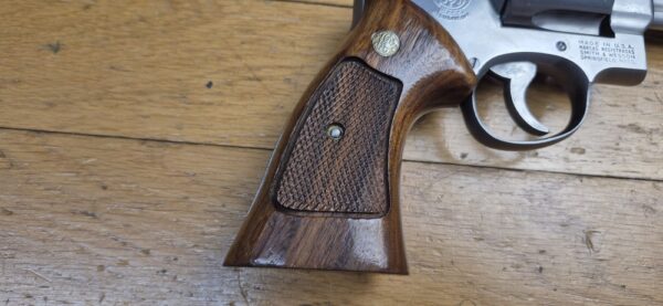 Très beau et peu courant revolver Smith&Wesson Modèle 28-2 dit "Highway Patrolman" - Arme des motards autoroutiers des années 60-80 - Calibre 357mag / 38sp - Arme de 1979 - Rare finition nickel satiné - Qualité "Pinned and Recessed" - Très bon état mécanique et esthétique - Excellent canon 6 pouces - TBE+ – Image 3