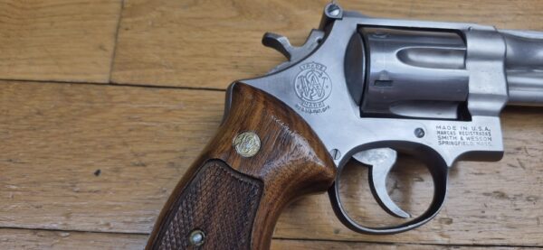 Très beau et peu courant revolver Smith&Wesson Modèle 28-2 dit "Highway Patrolman" - Arme des motards autoroutiers des années 60-80 - Calibre 357mag / 38sp - Arme de 1979 - Rare finition nickel satiné - Qualité "Pinned and Recessed" - Très bon état mécanique et esthétique - Excellent canon 6 pouces - TBE+ – Image 4