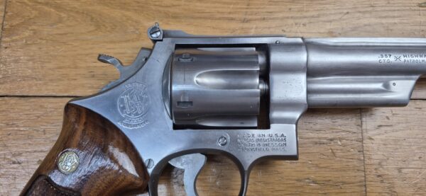 Très beau et peu courant revolver Smith&Wesson Modèle 28-2 dit "Highway Patrolman" - Arme des motards autoroutiers des années 60-80 - Calibre 357mag / 38sp - Arme de 1979 - Rare finition nickel satiné - Qualité "Pinned and Recessed" - Très bon état mécanique et esthétique - Excellent canon 6 pouces - TBE+ – Image 5