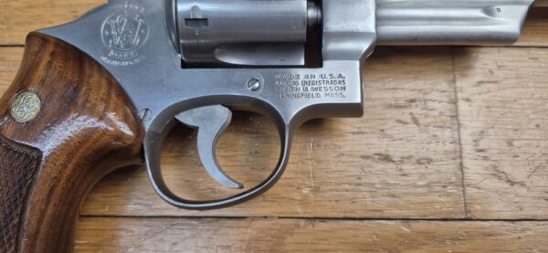 Très beau et peu courant revolver Smith&Wesson Modèle 28-2 dit "Highway Patrolman" - Arme des motards autoroutiers des années 60-80 - Calibre 357mag / 38sp - Arme de 1979 - Rare finition nickel satiné - Qualité "Pinned and Recessed" - Très bon état mécanique et esthétique - Excellent canon 6 pouces - TBE+ – Image 6