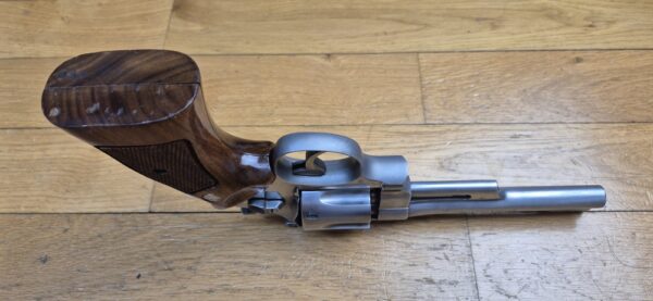 Très beau et peu courant revolver Smith&Wesson Modèle 28-2 dit "Highway Patrolman" - Arme des motards autoroutiers des années 60-80 - Calibre 357mag / 38sp - Arme de 1979 - Rare finition nickel satiné - Qualité "Pinned and Recessed" - Très bon état mécanique et esthétique - Excellent canon 6 pouces - TBE+ – Image 9