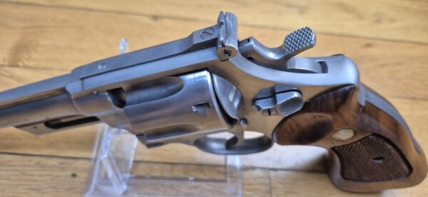 Très beau et peu courant revolver Smith&Wesson Modèle 28-2 dit "Highway Patrolman" - Arme des motards autoroutiers des années 60-80 - Calibre 357mag / 38sp - Arme de 1979 - Rare finition nickel satiné - Qualité "Pinned and Recessed" - Très bon état mécanique et esthétique - Excellent canon 6 pouces - TBE+ – Image 14