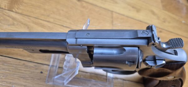 Très beau et peu courant revolver Smith&Wesson Modèle 28-2 dit "Highway Patrolman" - Arme des motards autoroutiers des années 60-80 - Calibre 357mag / 38sp - Arme de 1979 - Rare finition nickel satiné - Qualité "Pinned and Recessed" - Très bon état mécanique et esthétique - Excellent canon 6 pouces - TBE+ – Image 15