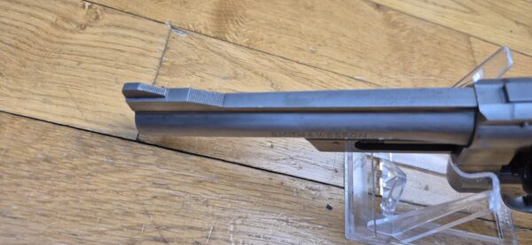 Très beau et peu courant revolver Smith&Wesson Modèle 28-2 dit "Highway Patrolman" - Arme des motards autoroutiers des années 60-80 - Calibre 357mag / 38sp - Arme de 1979 - Rare finition nickel satiné - Qualité "Pinned and Recessed" - Très bon état mécanique et esthétique - Excellent canon 6 pouces - TBE+ – Image 16