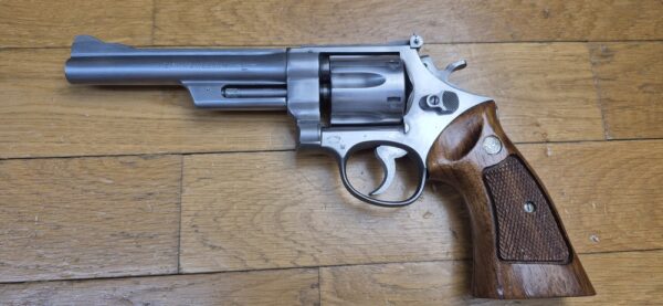 Très beau et peu courant revolver Smith&Wesson Modèle 28-2 dit "Highway Patrolman" - Arme des motards autoroutiers des années 60-80 - Calibre 357mag / 38sp - Arme de 1979 - Rare finition nickel satiné - Qualité "Pinned and Recessed" - Très bon état mécanique et esthétique - Excellent canon 6 pouces - TBE+ – Image 17