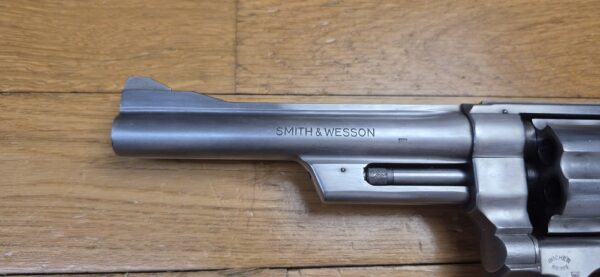 Très beau et peu courant revolver Smith&Wesson Modèle 28-2 dit "Highway Patrolman" - Arme des motards autoroutiers des années 60-80 - Calibre 357mag / 38sp - Arme de 1979 - Rare finition nickel satiné - Qualité "Pinned and Recessed" - Très bon état mécanique et esthétique - Excellent canon 6 pouces - TBE+ – Image 21