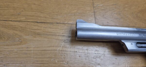 Très beau et peu courant revolver Smith&Wesson Modèle 28-2 dit "Highway Patrolman" - Arme des motards autoroutiers des années 60-80 - Calibre 357mag / 38sp - Arme de 1979 - Rare finition nickel satiné - Qualité "Pinned and Recessed" - Très bon état mécanique et esthétique - Excellent canon 6 pouces - TBE+ – Image 22