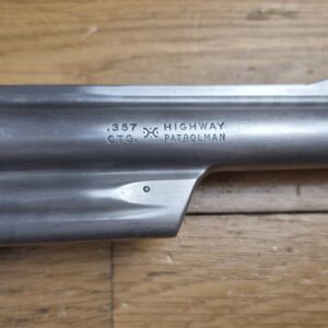 Très beau et peu courant revolver Smith&Wesson Modèle 28-2 dit "Highway Patrolman" - Arme des motards autoroutiers des années 60-80 - Calibre 357mag / 38sp - Arme de 1979 - Rare finition nickel satiné - Qualité "Pinned and Recessed" - Très bon état mécanique et esthétique - Excellent canon 6 pouces - TBE+