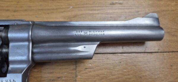Très beau et peu courant revolver Smith&Wesson Modèle 28-2 dit "Highway Patrolman" - Arme des motards autoroutiers des années 60-80 - Calibre 357mag / 38sp - Arme de 1979 - Rare finition nickel satiné - Qualité "Pinned and Recessed" - Très bon état mécanique et esthétique - Excellent canon 6 pouces - TBE+