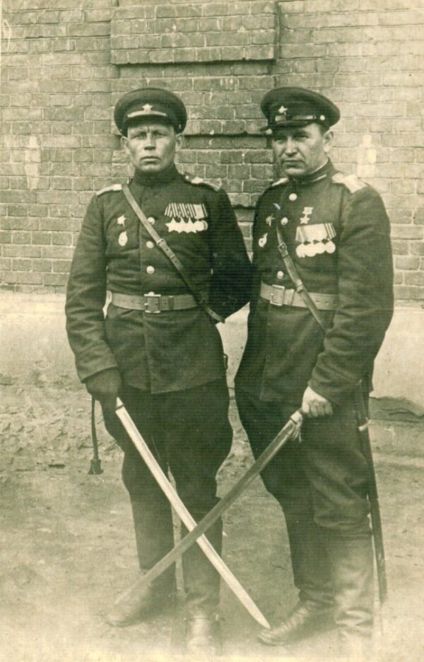 Très belle shashka "cosaque" soviétique du modèle 1927- Rarissime arme de troupe à garnitures blanches nickelées (et non laiton) pour le NKVD - Lame réglementaire à gorge unique et talon profond droit- Arsenal de Zlatoust en 1936 - Poinçons de réception homogènes - fourreau conforme et d'origine modèle troupe - TBE+ – Image 30