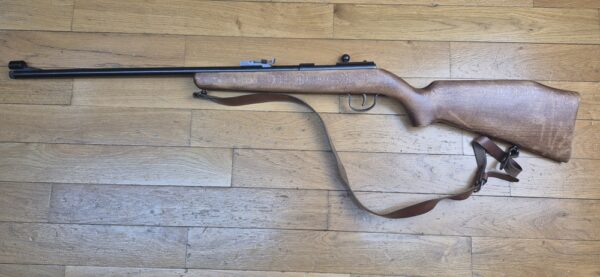 Carabine Albrecht Kind (et pas King comme souvent entendu ou lu !) - Arme monocoup 22 Lr - Équivalente de nos "La Française" - Arme d’initiation ultra légère pour du fun au stand ou dans le jardin - Très beaux bois en dépit d'un manque de cirage/huilage - Rail 11mm et canon fileté avec sa bague de protection - Détente réglable - TBE+ – Image 2
