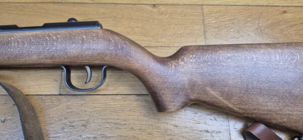 Carabine Albrecht Kind (et pas King comme souvent entendu ou lu !) - Arme monocoup 22 Lr - Équivalente de nos "La Française" - Arme d’initiation ultra légère pour du fun au stand ou dans le jardin - Très beaux bois en dépit d'un manque de cirage/huilage - Rail 11mm et canon fileté avec sa bague de protection - Détente réglable - TBE+ – Image 4