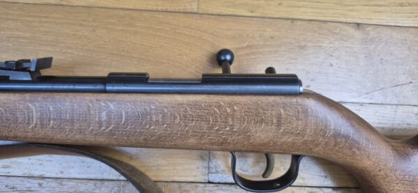 Carabine Albrecht Kind (et pas King comme souvent entendu ou lu !) - Arme monocoup 22 Lr - Équivalente de nos "La Française" - Arme d’initiation ultra légère pour du fun au stand ou dans le jardin - Très beaux bois en dépit d'un manque de cirage/huilage - Rail 11mm et canon fileté avec sa bague de protection - Détente réglable - TBE+ – Image 5