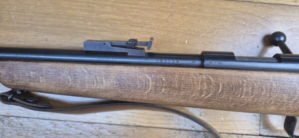 Carabine Albrecht Kind (et pas King comme souvent entendu ou lu !) - Arme monocoup 22 Lr - Équivalente de nos "La Française" - Arme d’initiation ultra légère pour du fun au stand ou dans le jardin - Très beaux bois en dépit d'un manque de cirage/huilage - Rail 11mm et canon fileté avec sa bague de protection - Détente réglable - TBE+ – Image 6