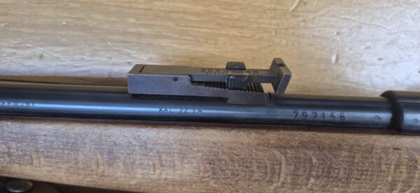 Carabine Albrecht Kind (et pas King comme souvent entendu ou lu !) - Arme monocoup 22 Lr - Équivalente de nos "La Française" - Arme d’initiation ultra légère pour du fun au stand ou dans le jardin - Très beaux bois en dépit d'un manque de cirage/huilage - Rail 11mm et canon fileté avec sa bague de protection - Détente réglable - TBE+ – Image 7