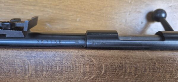 Carabine Albrecht Kind (et pas King comme souvent entendu ou lu !) - Arme monocoup 22 Lr - Équivalente de nos "La Française" - Arme d’initiation ultra légère pour du fun au stand ou dans le jardin - Très beaux bois en dépit d'un manque de cirage/huilage - Rail 11mm et canon fileté avec sa bague de protection - Détente réglable - TBE+ – Image 8