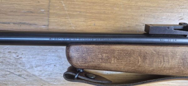 Carabine Albrecht Kind (et pas King comme souvent entendu ou lu !) - Arme monocoup 22 Lr - Équivalente de nos "La Française" - Arme d’initiation ultra légère pour du fun au stand ou dans le jardin - Très beaux bois en dépit d'un manque de cirage/huilage - Rail 11mm et canon fileté avec sa bague de protection - Détente réglable - TBE+ – Image 9