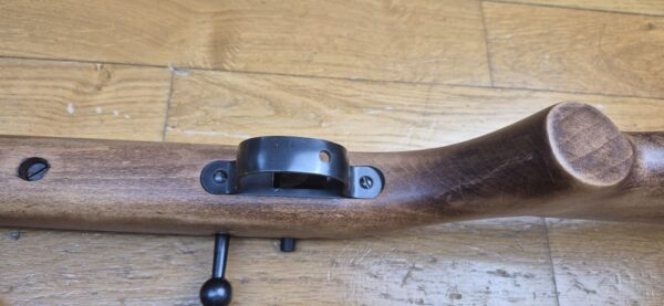 Carabine Albrecht Kind (et pas King comme souvent entendu ou lu !) - Arme monocoup 22 Lr - Équivalente de nos "La Française" - Arme d’initiation ultra légère pour du fun au stand ou dans le jardin - Très beaux bois en dépit d'un manque de cirage/huilage - Rail 11mm et canon fileté avec sa bague de protection - Détente réglable - TBE+ – Image 12
