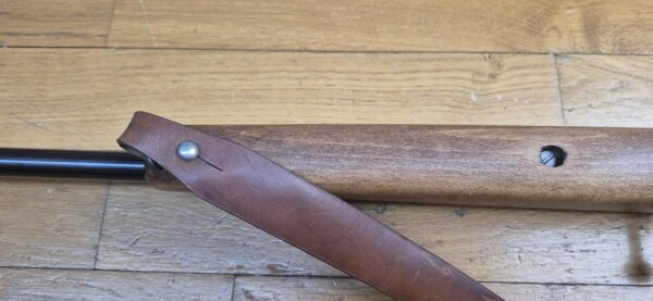 Carabine Albrecht Kind (et pas King comme souvent entendu ou lu !) - Arme monocoup 22 Lr - Équivalente de nos "La Française" - Arme d’initiation ultra légère pour du fun au stand ou dans le jardin - Très beaux bois en dépit d'un manque de cirage/huilage - Rail 11mm et canon fileté avec sa bague de protection - Détente réglable - TBE+ – Image 13