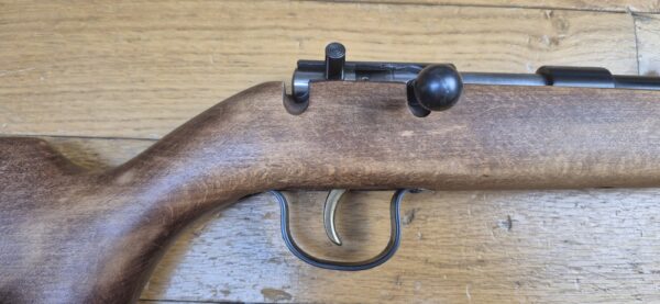 Carabine Albrecht Kind (et pas King comme souvent entendu ou lu !) - Arme monocoup 22 Lr - Équivalente de nos "La Française" - Arme d’initiation ultra légère pour du fun au stand ou dans le jardin - Très beaux bois en dépit d'un manque de cirage/huilage - Rail 11mm et canon fileté avec sa bague de protection - Détente réglable - TBE+ – Image 17