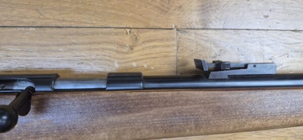 Carabine Albrecht Kind (et pas King comme souvent entendu ou lu !) - Arme monocoup 22 Lr - Équivalente de nos "La Française" - Arme d’initiation ultra légère pour du fun au stand ou dans le jardin - Très beaux bois en dépit d'un manque de cirage/huilage - Rail 11mm et canon fileté avec sa bague de protection - Détente réglable - TBE+ – Image 19