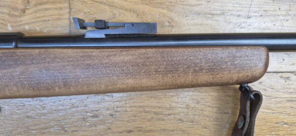 Carabine Albrecht Kind (et pas King comme souvent entendu ou lu !) - Arme monocoup 22 Lr - Équivalente de nos "La Française" - Arme d’initiation ultra légère pour du fun au stand ou dans le jardin - Très beaux bois en dépit d'un manque de cirage/huilage - Rail 11mm et canon fileté avec sa bague de protection - Détente réglable - TBE+ – Image 20
