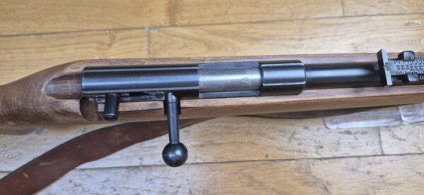 Carabine Albrecht Kind (et pas King comme souvent entendu ou lu !) - Arme monocoup 22 Lr - Équivalente de nos "La Française" - Arme d’initiation ultra légère pour du fun au stand ou dans le jardin - Très beaux bois en dépit d'un manque de cirage/huilage - Rail 11mm et canon fileté avec sa bague de protection - Détente réglable - TBE+ – Image 24