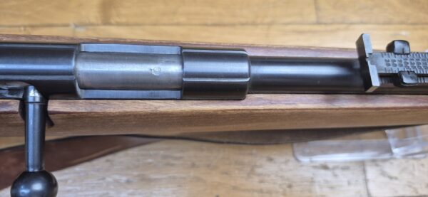 Carabine Albrecht Kind (et pas King comme souvent entendu ou lu !) - Arme monocoup 22 Lr - Équivalente de nos "La Française" - Arme d’initiation ultra légère pour du fun au stand ou dans le jardin - Très beaux bois en dépit d'un manque de cirage/huilage - Rail 11mm et canon fileté avec sa bague de protection - Détente réglable - TBE+ – Image 25