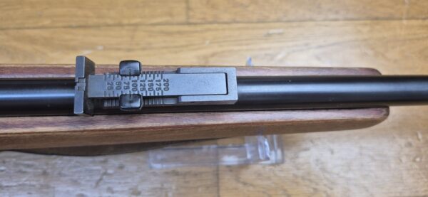 Carabine Albrecht Kind (et pas King comme souvent entendu ou lu !) - Arme monocoup 22 Lr - Équivalente de nos "La Française" - Arme d’initiation ultra légère pour du fun au stand ou dans le jardin - Très beaux bois en dépit d'un manque de cirage/huilage - Rail 11mm et canon fileté avec sa bague de protection - Détente réglable - TBE+ – Image 26