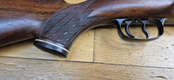 Superbe carabine de chasse Mauser 66 S - Calibre 7x64 -  Noyer veiné de haute qualité -  Inserts ébène et os  - Quadrillage manuel - Stetcher à l'allemande (deux détentes) - Lunette AKAH 6 x 42 / 46 à corps acier en réticule N°1 - TBE / TBE+ – Image 4