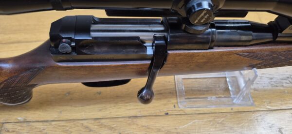 Superbe carabine de chasse Mauser 66 S - Calibre 7x64 -  Noyer veiné de haute qualité -  Inserts ébène et os  - Quadrillage manuel - Stetcher à l'allemande (deux détentes) - Lunette AKAH 6 x 42 / 46 à corps acier en réticule N°1 - TBE / TBE+ – Image 20