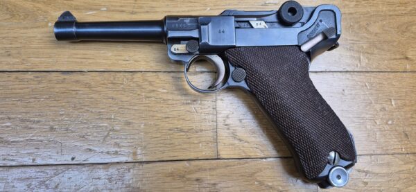 Très beau et atypique Luger P08 - Fabrication Mauser code 42 au "Mauser Banner" - Arme "bi-matricule " - Sur base d'une rare arme Mauser de 1942 - Mécanique plus qu'excellente - Esthétique superbe - Canon excellent - Superbe Luger de tir pour une excellente occasion ! TBE++ – Image 2