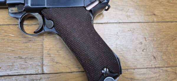 Très beau et atypique Luger P08 - Fabrication Mauser code 42 au "Mauser Banner" - Arme "bi-matricule " - Sur base d'une rare arme Mauser de 1942 - Mécanique plus qu'excellente - Esthétique superbe - Canon excellent - Superbe Luger de tir pour une excellente occasion ! TBE++ – Image 4