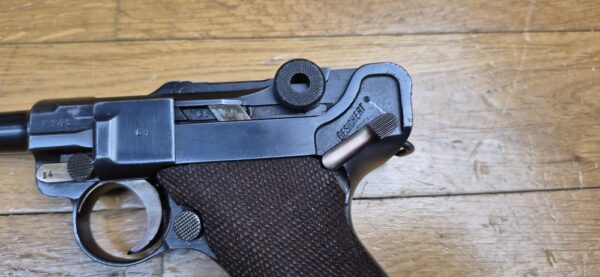 Très beau et atypique Luger P08 - Fabrication Mauser code 42 au "Mauser Banner" - Arme "bi-matricule " - Sur base d'une rare arme Mauser de 1942 - Mécanique plus qu'excellente - Esthétique superbe - Canon excellent - Superbe Luger de tir pour une excellente occasion ! TBE++ – Image 5
