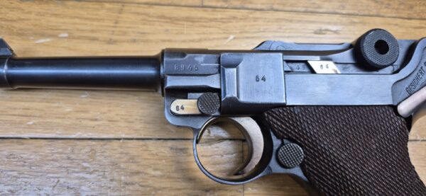 Très beau et atypique Luger P08 - Fabrication Mauser code 42 au "Mauser Banner" - Arme "bi-matricule " - Sur base d'une rare arme Mauser de 1942 - Mécanique plus qu'excellente - Esthétique superbe - Canon excellent - Superbe Luger de tir pour une excellente occasion ! TBE++ – Image 6