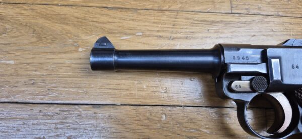 Très beau et atypique Luger P08 - Fabrication Mauser code 42 au "Mauser Banner" - Arme "bi-matricule " - Sur base d'une rare arme Mauser de 1942 - Mécanique plus qu'excellente - Esthétique superbe - Canon excellent - Superbe Luger de tir pour une excellente occasion ! TBE++ – Image 7