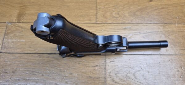 Très beau et atypique Luger P08 - Fabrication Mauser code 42 au "Mauser Banner" - Arme "bi-matricule " - Sur base d'une rare arme Mauser de 1942 - Mécanique plus qu'excellente - Esthétique superbe - Canon excellent - Superbe Luger de tir pour une excellente occasion ! TBE++ – Image 8
