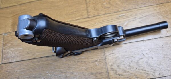 Très beau et atypique Luger P08 - Fabrication Mauser code 42 au "Mauser Banner" - Arme "bi-matricule " - Sur base d'une rare arme Mauser de 1942 - Mécanique plus qu'excellente - Esthétique superbe - Canon excellent - Superbe Luger de tir pour une excellente occasion ! TBE++ – Image 10