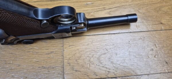 Très beau et atypique Luger P08 - Fabrication Mauser code 42 au "Mauser Banner" - Arme "bi-matricule " - Sur base d'une rare arme Mauser de 1942 - Mécanique plus qu'excellente - Esthétique superbe - Canon excellent - Superbe Luger de tir pour une excellente occasion ! TBE++ – Image 11