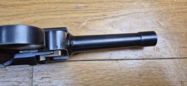 Très beau et atypique Luger P08 - Fabrication Mauser code 42 au "Mauser Banner" - Arme "bi-matricule " - Sur base d'une rare arme Mauser de 1942 - Mécanique plus qu'excellente - Esthétique superbe - Canon excellent - Superbe Luger de tir pour une excellente occasion ! TBE++ – Image 12