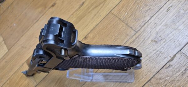 Très beau et atypique Luger P08 - Fabrication Mauser code 42 au "Mauser Banner" - Arme "bi-matricule " - Sur base d'une rare arme Mauser de 1942 - Mécanique plus qu'excellente - Esthétique superbe - Canon excellent - Superbe Luger de tir pour une excellente occasion ! TBE++ – Image 15