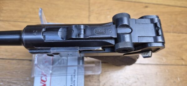 Très beau et atypique Luger P08 - Fabrication Mauser code 42 au "Mauser Banner" - Arme "bi-matricule " - Sur base d'une rare arme Mauser de 1942 - Mécanique plus qu'excellente - Esthétique superbe - Canon excellent - Superbe Luger de tir pour une excellente occasion ! TBE++ – Image 16