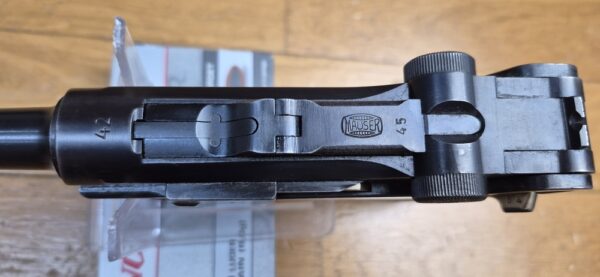 Très beau et atypique Luger P08 - Fabrication Mauser code 42 au "Mauser Banner" - Arme "bi-matricule " - Sur base d'une rare arme Mauser de 1942 - Mécanique plus qu'excellente - Esthétique superbe - Canon excellent - Superbe Luger de tir pour une excellente occasion ! TBE++ – Image 17